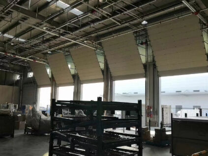 شراء الباب المنزلق الصناعي المقطعي الذي يحتوي على سطح صافي مناسب للمصانع ومرافق التخزين التجارية online manufacture