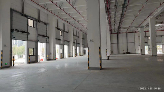 الأبواب القطاعية الصناعية المعزولة RAL9006 / RAL9002 لون للمستودع