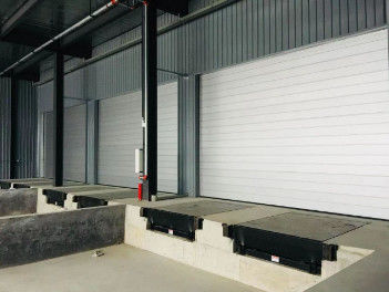 محطة تحميل الهيدروليكية الكهربائية مستوى رصيف الحمل الديناميكي 6800kg / الحمل الثابت 13600kg