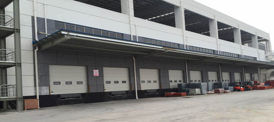 أبواب قطاعية صناعية أوتوماتيكية من الفولاذ عزل صوتي 24 ديسيبل 450N / M2 عبء الرياح