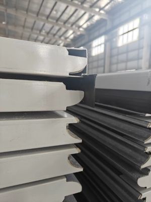 أبواب المرآب القطاعية مع شريط EPDM الختم على جميع الجوانب لختم جيد