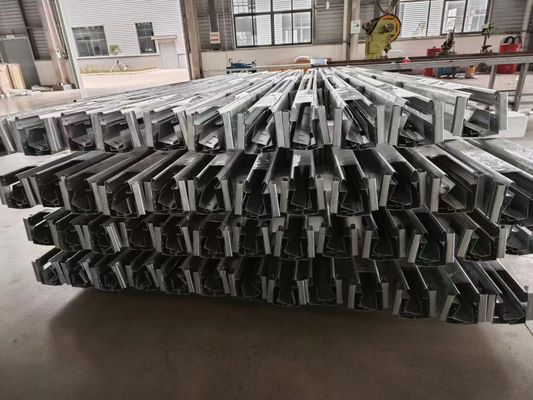 أبواب قطاعية صناعية أوتوماتيكية من الفولاذ عزل صوتي 24 ديسيبل 450N / M2 عبء الرياح