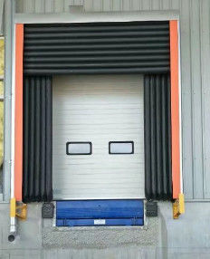 حمولة ديناميكية 6800kg/ حمولة ثابتة 13600kg مستويات رصيف خليج التحميل مع نمط مضاد للزلازل صفيحة الفولاذ من الباوستيل