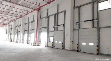 الأبواب القطاعية الصناعية المعزولة RAL9006 / RAL9002 لون للمستودع