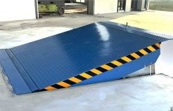 الخدمات اللوجستية المبردة السهلة تدمج رافعات الرصيف الهيدروليكية المتقدمة لدينا، وتقدم أحجامًا مختلفة ونظامًا هيدروليكيًا ذكيًا لتحميل غرف التبريد بكفاءة وأمان.